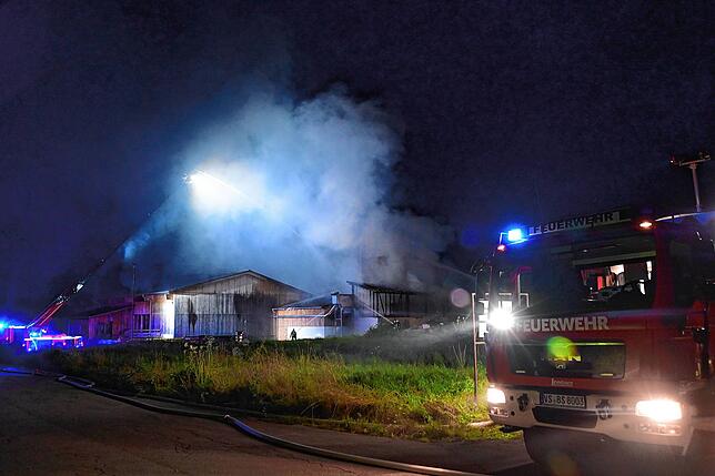 Bild 30: Brandnacht in Wolterdingen: Die Bilder vom Feuerwehreinsatz und dem Vormittag danach