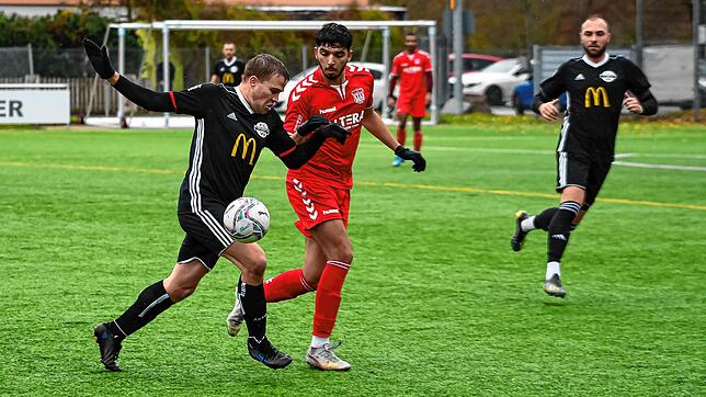 Punkt im Grütt: Matthias Wenk (vorn, links gegen Amin El Ghazi) und Sebastian Rupp holten sich mit dem FC Wallbach bei der U23 des FV ...