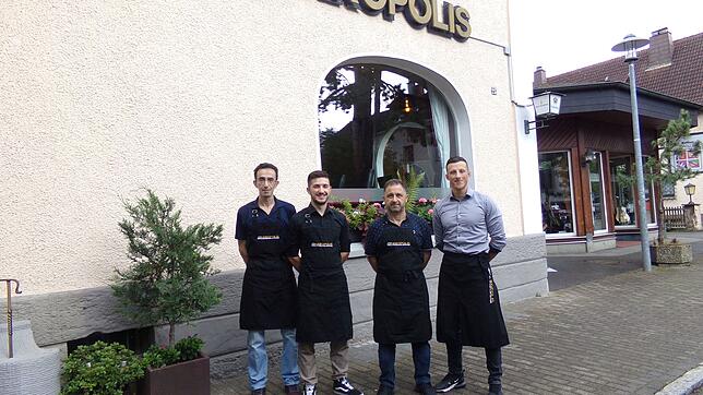 Dimitri (von links), Gabriel, Manuel und Rafail Sappidis freuen sich, ihre Gäste mit griechischer Küche zu verwöhnen. Bild: Anita Reichart