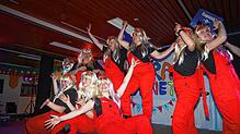 Nicht nur die Männer, auch die Landfrauen können mit einer Bierkiste umgehen &ndash; hier auf der Bühne der Landfrauen-Fasnet bei einem ...