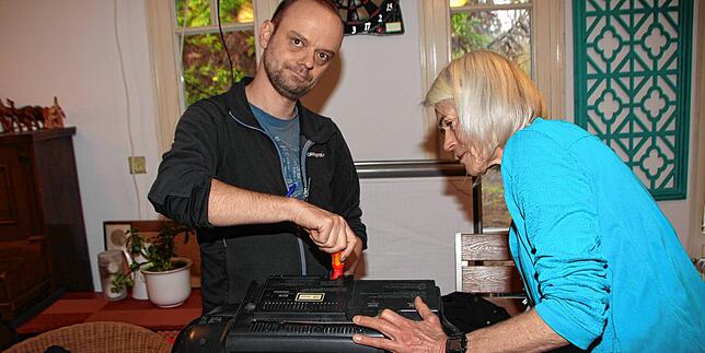 Stefan Herold nimmt sich der tragbaren Musikbox an, die Heike Asmuss ins Reparaturcafé der Brauchbarschaft gebracht hat. Der CD-Player ...