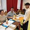 Im Wahllokal Karl-Brachat- Realschule wählt der 17-jährige Thien Minh Nyuyen das erste Mal. Als Wahlhelfer sind Isabelle Woll und Daniel ...