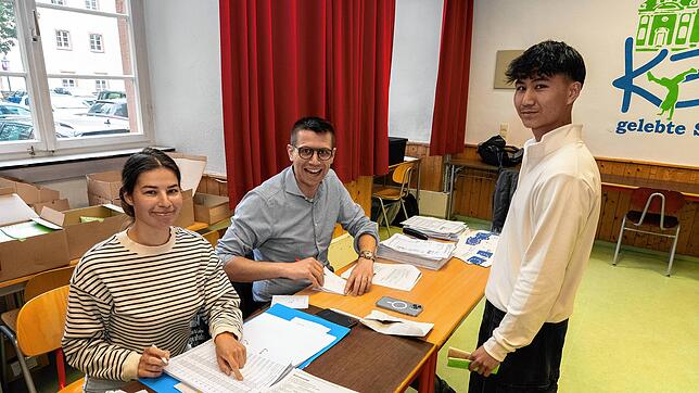 Im Wahllokal Karl-Brachat- Realschule wählt der 17-jährige Thien Minh Nyuyen das erste Mal. Als Wahlhelfer sind Isabelle Woll und Daniel ...