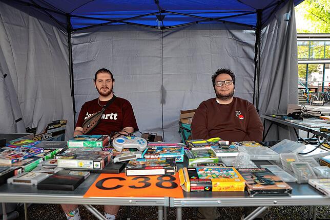 Bild 3: Konstanz: Auf zum Deutsch-Schweizer Flohmarkt! Diese Besucher und Verkäufer sind dabei