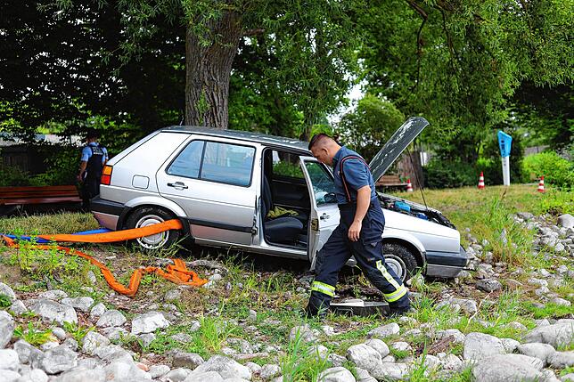 Die Feuerwehr barg das Auto.