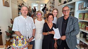 Citymanager Thomas Herr mit Ulrike Kaiser, Marga Grießhaber, Fabienne Vosseler (alle drei von TeeMa) und Oberbürgermeister Jürgen Roth ...