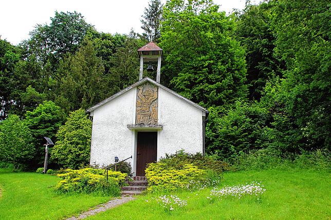Ein Halt ist die katholische Kapelle St. Stephanus am Ortsende von Weihwang wert.