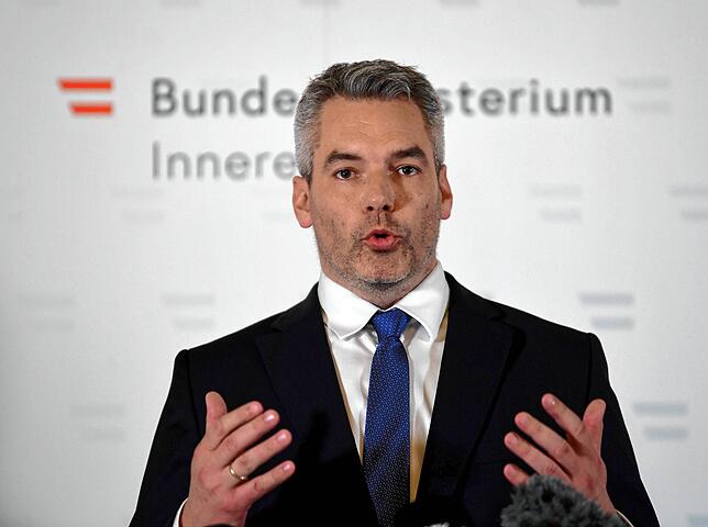 Karl Nehammer, Innenminister von Österreich, spricht auf einer Pressekonferenz im Innenministerium.