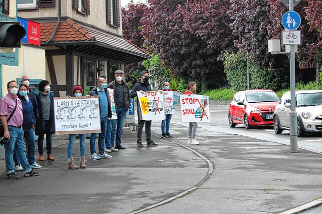 Befürworter der Südumfahrung Markdorf stehen im Bereich der Stadtmitte an der Bundesstraße 33 und zeigen selbstgefertigte Tafeln.