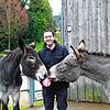 Der Geschäftsführer vom Hofgut Braunenberg, Max Büttiker, gibt den Eseln Frederic (links) und Nelson ein paar Streicheleinheiten und ...