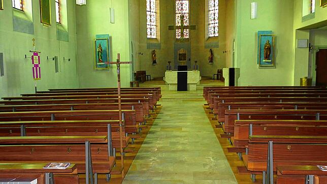 Leere Kirchenbänke sind nicht unbedingt selten &ndash; schmerzen die Gläubigen jedoch in der Corona-Krise.