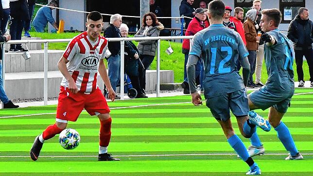 Neue Aufgaben: Luka Bartolovic (links, 2019 im Spiel in Erzingen gegen den SV Jestetten) verlässt den FC Tiengen 08 und spielt künftig ...