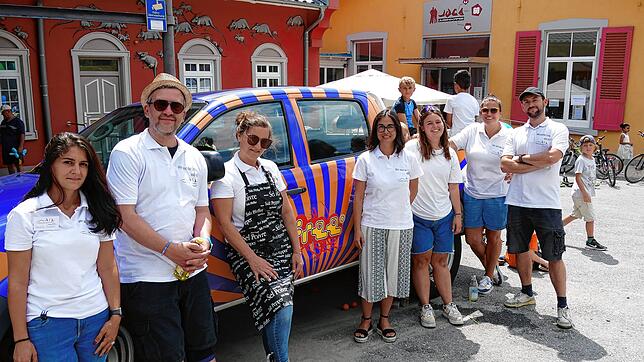 Sie sind am Kinderfest fleißig (von links): Sabrina Ruscelli, Mario Maué, Jasmin Kroner, Catia di Fiore, Sabrina Spöri von b.free, Tanja ...