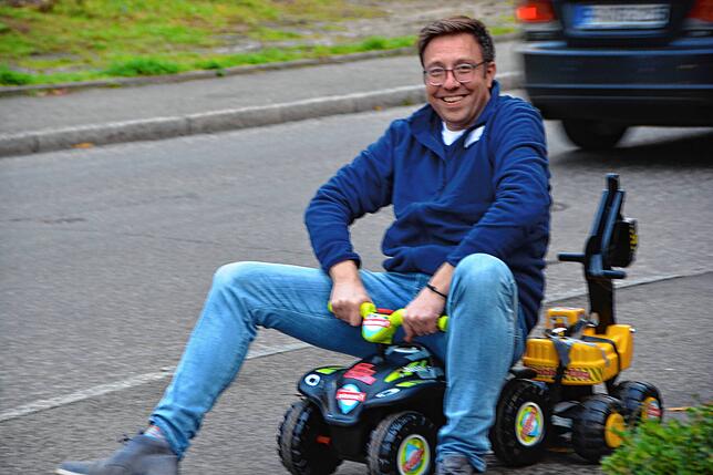 Fabian Dalmer, Geschäftsführer der Meersburg Therme, testet die Fahrt auf dem Bobbycar.