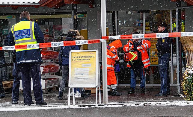 Ein Absperrband der Polizei hängt vor einem Geschäft in Markdorf. Ab 6. Juli läuft in Konstanz der Prozess gegen den 48-Jährigen, der ...