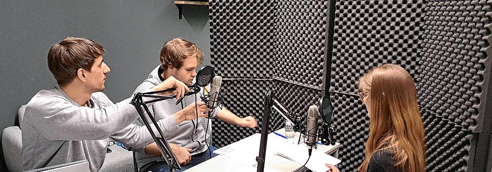 Die Podcast-Hosts Sabrina Morenz und Daniel Vedder mit Podcaster Lukas Ondreka (links), der die beiden bei den Aufnahmen unterstützt hat.