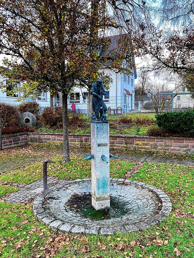 Die Glasbläserei spielte in der Geschichte Wolterdingens eine prägende Rolle – dafür steht der Brunnen am Dorfplatz.