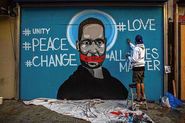 Der Künstler Celos bemalt eine Mauer in Los Angeles im Protest gegen den Tod von George Floyd.
