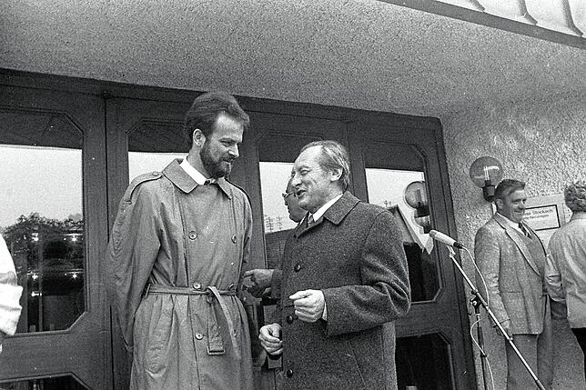 1989: Der frisch gewählte Bernhard Volk und der Stockacher Bürgermeister Franz Ziwey vor dem Nenzinger Rathaus.