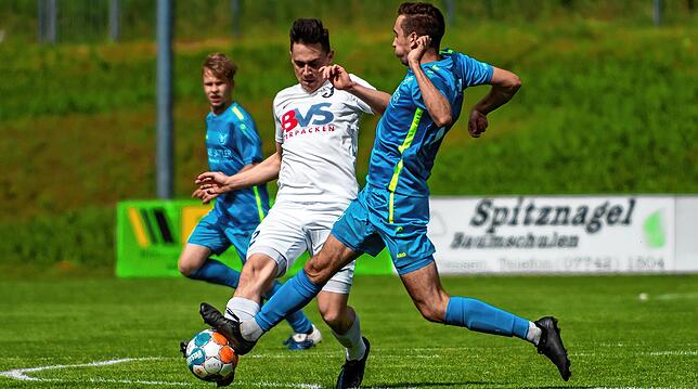 22, Bruno Golic, 5, Jan Koerner Fußball,Bezirksliga Hochrhein, Herren, FC Erzingen &ndash; SV Buch, 1:2
