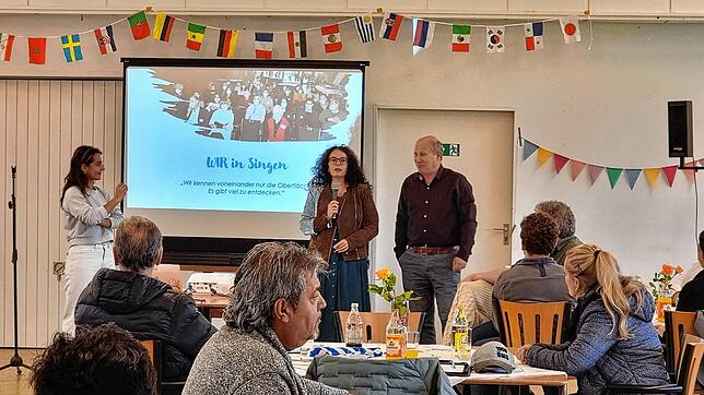 Linda Kelmendi (von links), Paula Mendes vom Centro Português und Stavros Tachtalis vom Verein Aphrodite führen durch das Programm des ...