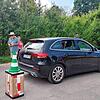 Wer schafft es, mit einmal bremsen möglichst nah an die Kiste zu fahren, ohne sie zu touchieren? Die drei besten bekommen eine Warnweste.