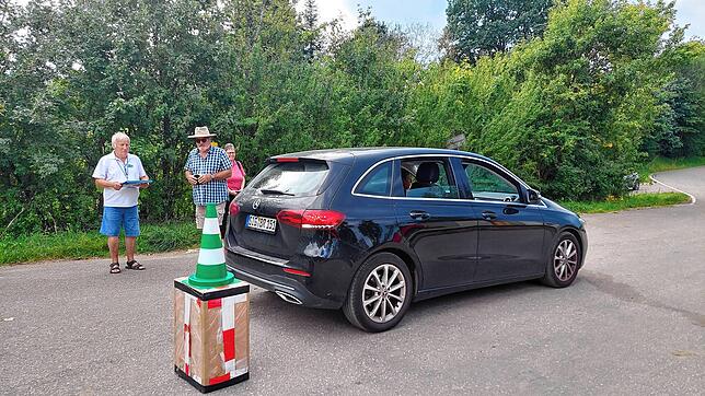 Wer schafft es, mit einmal bremsen möglichst nah an die Kiste zu fahren, ohne sie zu touchieren? Die drei besten bekommen eine Warnweste.