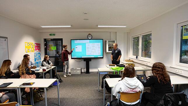 Unterricht wie im normalen Klassenzimmer: An der Geschwister-Scholl-Schule stehen hochwertige Container, weil während der Sanierung der ...
