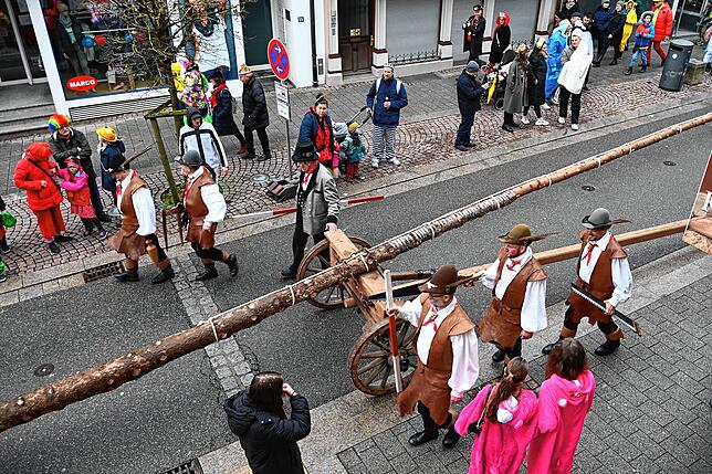 Bild 23: Erst als Pappfigur, dann live: Alle Bilder vom Tag mit Karl Lauterbach in Stockach