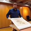 Museumsleiter Julian Windmöller beim Einrahmen einer Dalí-Grafik für die kommende Sonderausstellung. Um die Werke zu präsentieren, hat ...