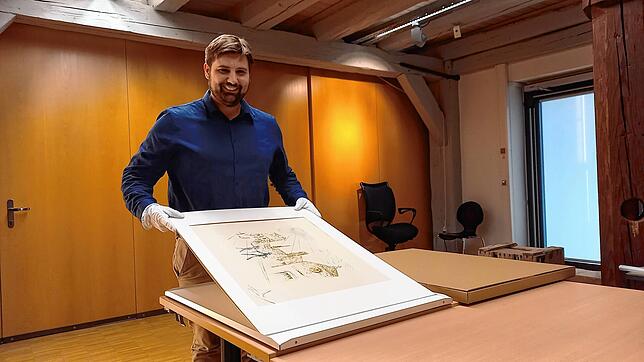 Museumsleiter Julian Windmöller beim Einrahmen einer Dalí-Grafik für die kommende Sonderausstellung. Um die Werke zu präsentieren, hat ...