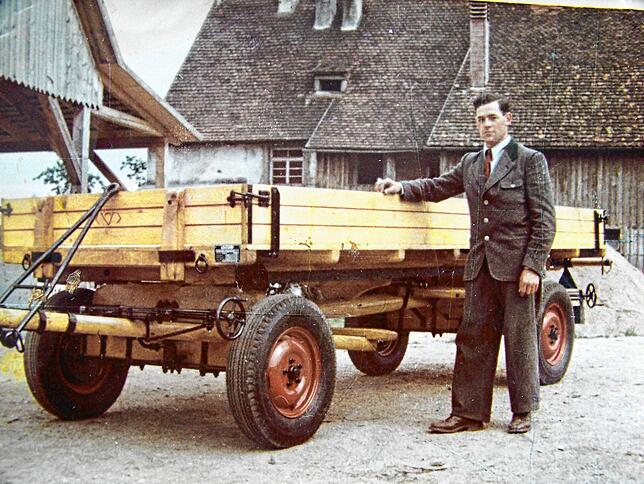 Josef Scherzinger mit einem in den 1950er Jahren in Waldhausen produzierten Anhänger.