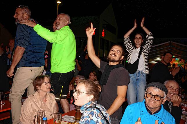 Stimmung pur: Zu vorgerückter Stunde sind beim Wunschkonzert der Stadtmusik Tiengen die Bänke nicht nur zum Sitzen da.