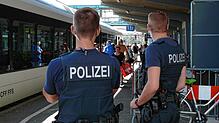 (Symbolbild) Bundespolizisten beobachten am deutsch-schweizerischen Bahnhof in Konstanz die Szenerie. Hier nehmen Beamte am ...