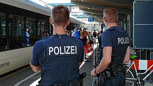 (Symbolbild) Bundespolizisten beobachten am deutsch-schweizerischen Bahnhof in Konstanz die Szenerie. Hier nehmen Beamte am ...