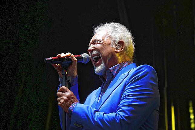 2017: Sir Tom Jones begeistert seine Fans. Weniger begeistert sind die Pressefotografen. Denn das englische Management will jedes ...
