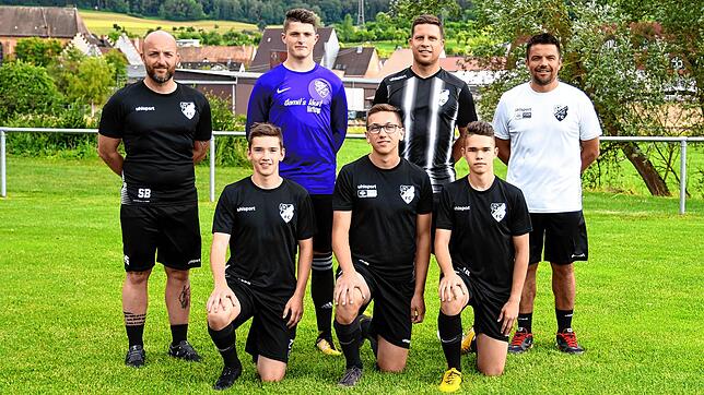 Die Trainer des FC Gutmadingen und die Neuzugänge (hinten von links): Marc Genter (Co-Trainer), Moritz Neidhart (A-Jugend FC ...