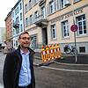 Robert Schwarz vor seiner Kanzlei an der Ecke Mainau-/Conrad-Gröber-Straße. Die Radwegführung muss wegen Baumpflanzungen verlegt werden, ...