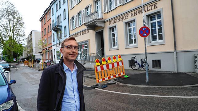 Robert Schwarz vor seiner Kanzlei an der Ecke Mainau-/Conrad-Gröber-Straße. Die Radwegführung muss wegen Baumpflanzungen verlegt werden, ...
