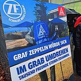 Mit deutlichen Worten drücken Mitarbeiter des von der Schließung bedrohten Werks in Gelsenkirchen ihren Ärger aus. Sie kamen mit ...