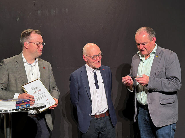 Bürgermeister Ulrich Krieger (links) und Stadtammann Herbert Weiss (rechts) begrüßen den neuen Laufenburger Burgschreiber Knut Diers ...