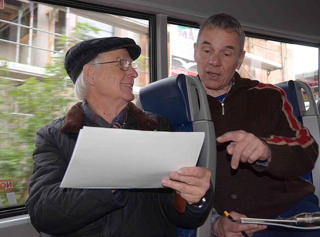 Siegfried Wycisk (links) lässt sich von Benno Sandkühler von der Umweltgruppe den Busfahrplan erläutern.