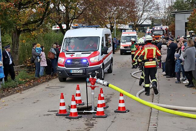 Die Rettungskräfte der Johanniter und des DRK treffen am Einsatzort ein.