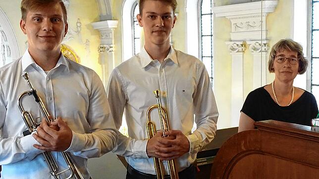 Johannes Dörflinger (von links) und Johannes Jensen an der Trompete bildeten zusammen mit Kantorin Anne Roosmann mit ihrem Festkonzert ...