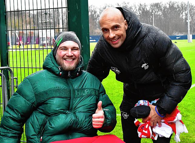 Bild 1: RB Leipzig bereitet Kevin Simanowski einen herzlichen Empfang &ndash; und wir haben Bilder!