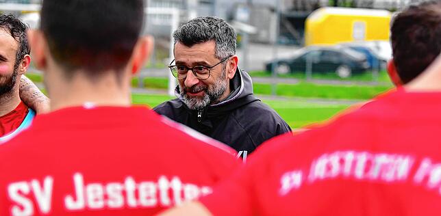 Zufrieden: Nach dem 4:0 gegen den TuS Efringen-Kirchen, dem höchsten Saisonsieg, hatte Trainer Michele Masi vom SV Jestetten allen Grund ...