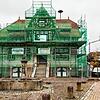 Ist derzeit komplett für die Sanierungsarbeiten eingerüstet: Das ehemalige Rathaus im Mooser Ortsteil Iznang.