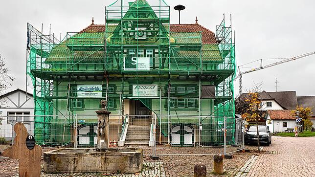 Ist derzeit komplett für die Sanierungsarbeiten eingerüstet: Das ehemalige Rathaus im Mooser Ortsteil Iznang.