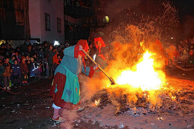 Bild 13: Schaurige Akrobatik: So fliegen die Urhexen übers lodernde Hexenfeuer