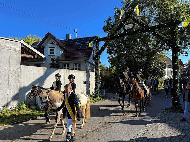 Bild 27: Zweihundert Reiter beim Limpacher Georgiritt